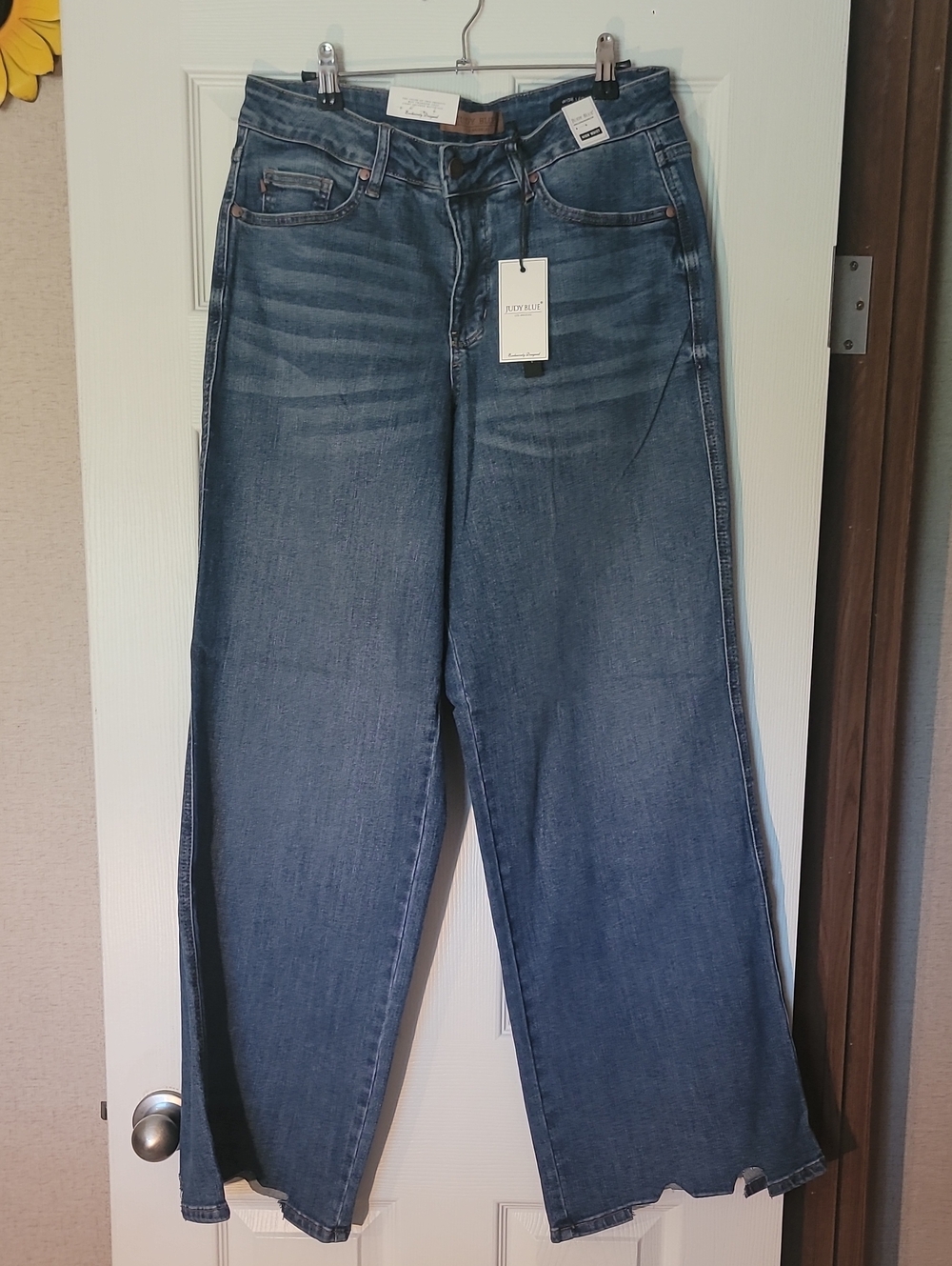 Judy Blue High-Rise Wide Leg Jeans in Medium Blue Wash